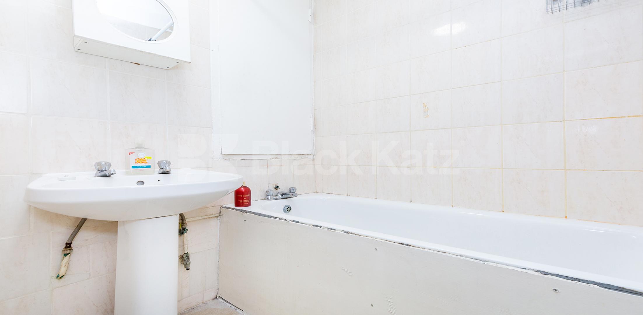			3 Bedroom, 1 bath, 1 reception Apartment			 Skinner Street , CLARKENWELL EC1